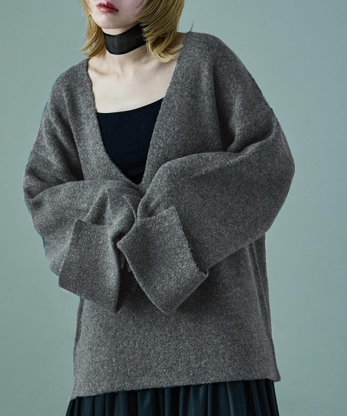 Fashion Letter(ファッションレター)の「ワイドスリーブ オーバーサイズ 深Vネックニット(ニット/セーター・レディース・ベージュ/チャコール/ブラウン/ブラック・M)」の7枚目の写真