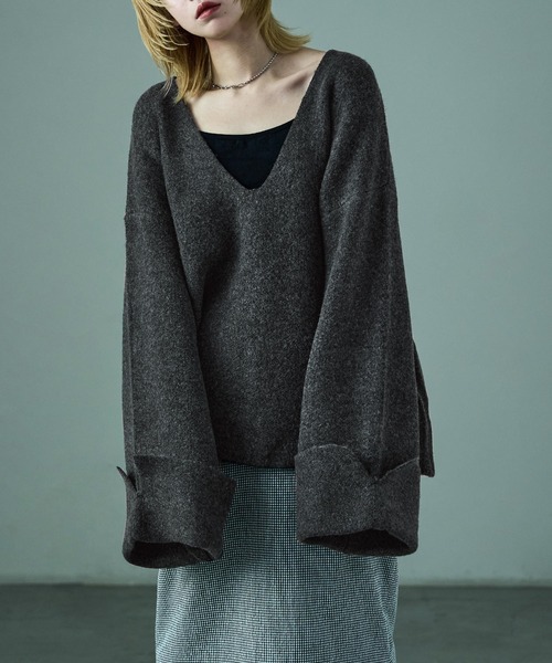 Fashion Letter(ファッションレター)の「ワイドスリーブ オーバーサイズ 深Vネックニット(ニット/セーター・レディース・ベージュ/チャコール/ブラウン/ブラック・M)」の14枚目の写真