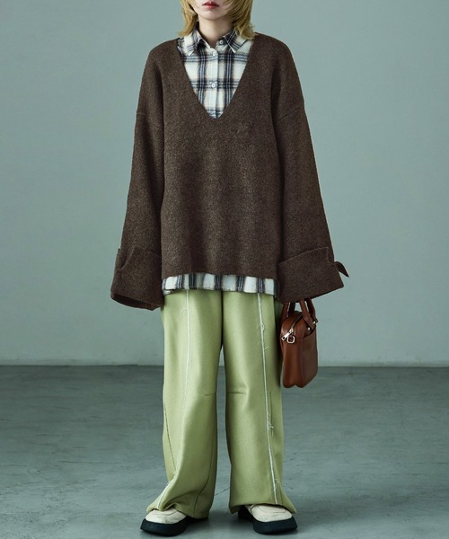 Fashion Letter(ファッションレター)の「ワイドスリーブ オーバーサイズ 深Vネックニット(ニット/セーター・レディース・ベージュ/チャコール/ブラウン/ブラック・M)」の20枚目の写真