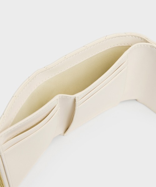 CHARLES & KEITH（チャールズ & キース）の「Arrietty アリエッティ キルトボウハートチャーム カバーフラップウォレット（財布・レディース・クリーム/ブラック/ワインレッド・XXS）」の9枚目の写真