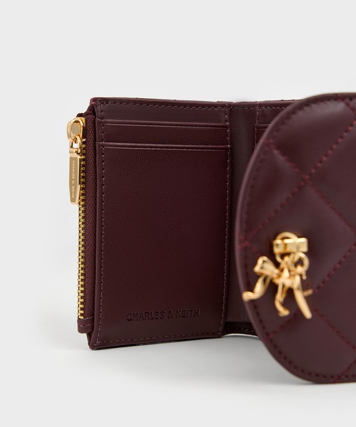 CHARLES & KEITH（チャールズ & キース）の「Arrietty アリエッティ キルトボウハートチャーム カバーフラップウォレット（財布・レディース・クリーム/ブラック/ワインレッド・XXS）」の4枚目の写真