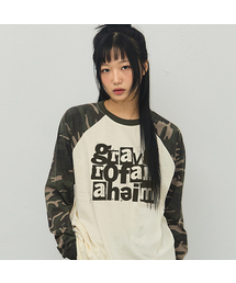 [ユニセックス]コラージュレターカモラグランロングスリーブTシャツ_クリーム