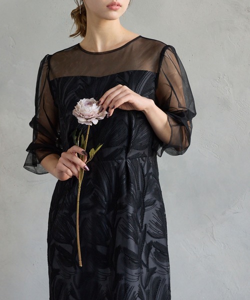 AIMER（エメ）の「【WEB限定】タックスリーブリーフレースタイトパーティードレス　結婚式　お呼ばれ　ドレス　20代 30代 40代（ドレス・レディース・グリーン/グレー/ブラック・SMALL/MEDIUM/LARGE）」の2枚目の写真