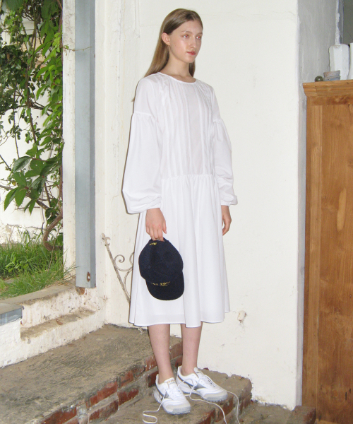 SINOON（シヌーン）の「Tuck Shirring Dress (White)（ワンピース・レディース・その他・FREE）」の2枚目の写真