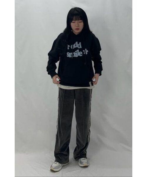 GRAVER（グレーバー）の「[ユニセックス]oddsmileロゴフラワーフードパーカー_ブラック（パーカー・レディース・ブラック・LARGE/X-LARGE/SMALL/MEDIUM）」の2枚目の写真