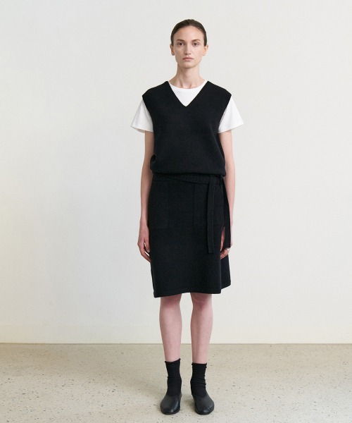 STEP AROUND(ステップアラウンド)の「Wholegarment merino wool H-line knit skirt_BLACK(スカート・レディース・その他・FREE)」の1枚目の写真