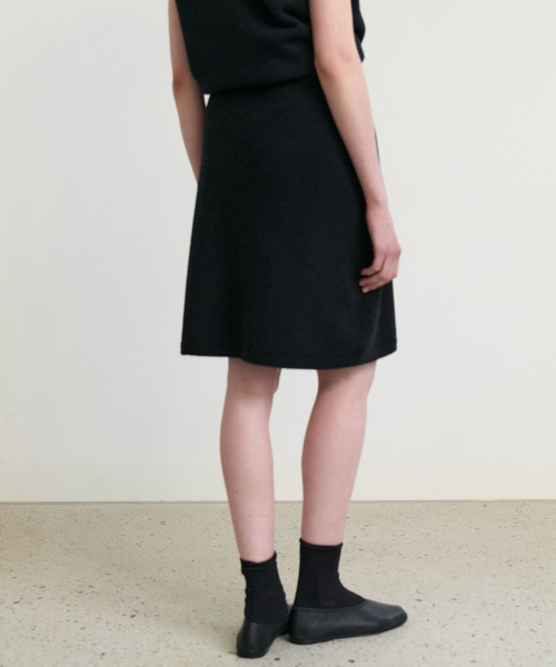 STEP AROUND(ステップアラウンド)の「Wholegarment merino wool H-line knit skirt_BLACK(スカート・レディース・その他・FREE)」の4枚目の写真