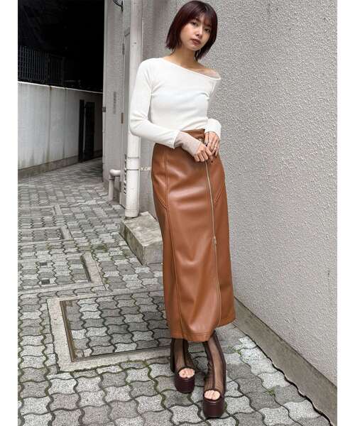 MURUA(ムルーア)の「ZIPスリットフェイクレザーナロースカート(スカート・レディース・ブラック/アイボリー/キャメル・2/1)」の22枚目の写真