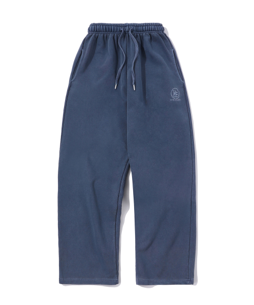 WYSE(ワイズ)の「ピグメントシンボルロゴスウェットパンツブルー(スウェットパンツ・メンズ・ブルー・SMALL/MEDIUM/LARGE)」の1枚目の写真