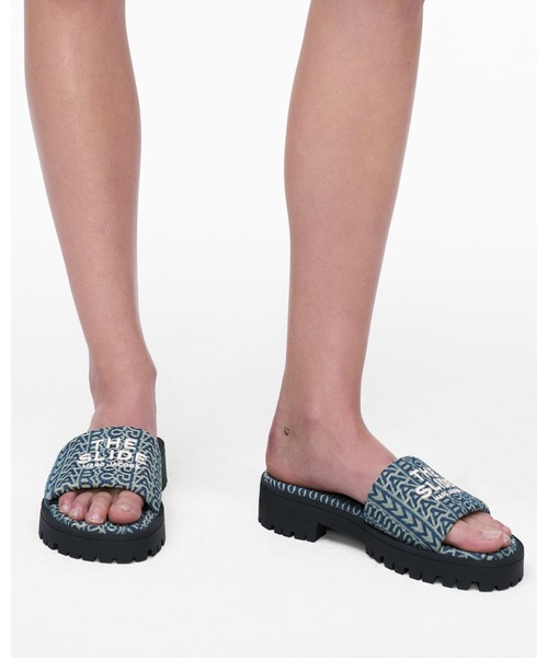 MARC JACOBS（マークジェイコブス）の「THE SUN FADED MONOGRAM LUG SOLE SLIDE/ザ サン フェーディッド モノグラム ラグ ソール スライド（サンダル・レディース・インディゴブルー・36/37/38/39/35）」の2枚目の写真