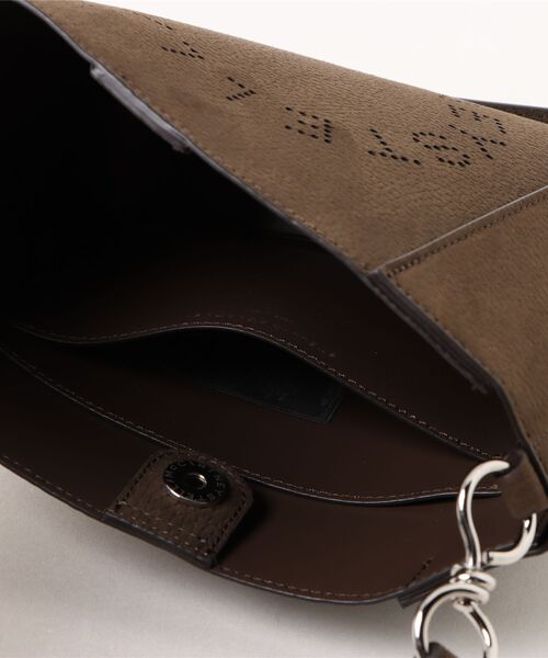 STELLA McCARTNEY(ステラマッカートニー)の「Logo Square Crossbody Bag / ロゴ スクエア クロスボディ バッグ(ショルダーバッグ・レディース・モカ・ONE SIZE)」の4枚目の写真