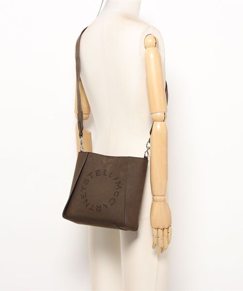 STELLA McCARTNEY(ステラマッカートニー)の「Logo Square Crossbody Bag / ロゴ スクエア クロスボディ バッグ(ショルダーバッグ・レディース・モカ・ONE SIZE)」の5枚目の写真