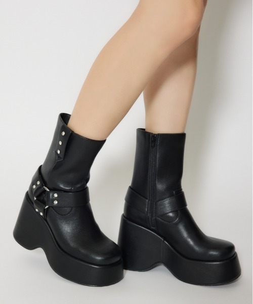 rienda（リエンダ）の「エンジニアウェッジヒールショートブーツ 春服（ブーツ・レディース・アイボリー/ブラック・SMALL/MEDIUM/LARGE）」の2枚目の写真