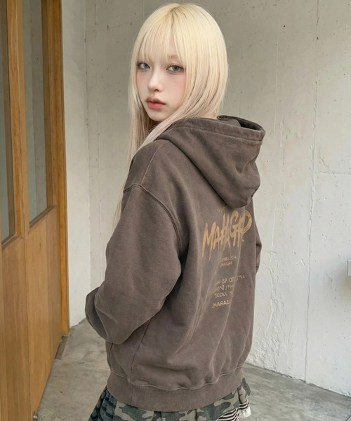 MAHAGRID(マハグリッド)の「『mahagrid/マハグリッド』 Slash Logo Pigment Zip-Up Hoodie/スラッシュロゴピグメントジップアップパーカー(パーカー・レディース・チャコールグレー/ブラウン・S/L)」の2枚目の写真