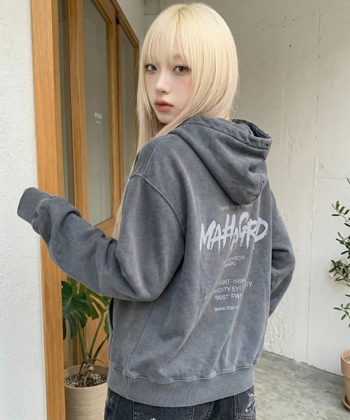 MAHAGRID(マハグリッド)の「『mahagrid/マハグリッド』 Slash Logo Pigment Zip-Up Hoodie/スラッシュロゴピグメントジップアップパーカー(パーカー・レディース・チャコールグレー/ブラウン・S/L)」の1枚目の写真