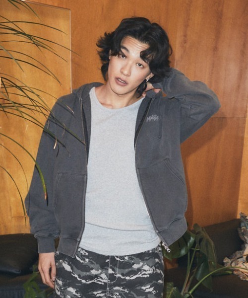 MAHAGRID(マハグリッド)の「『mahagrid/マハグリッド』 Slash Logo Pigment Zip-Up Hoodie/スラッシュロゴピグメントジップアップパーカー(パーカー・レディース・チャコールグレー/ブラウン・S/L)」の9枚目の写真