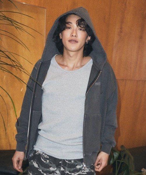 MAHAGRID(マハグリッド)の「『mahagrid/マハグリッド』 Slash Logo Pigment Zip-Up Hoodie/スラッシュロゴピグメントジップアップパーカー(パーカー・レディース・チャコールグレー/ブラウン・S/L)」の10枚目の写真