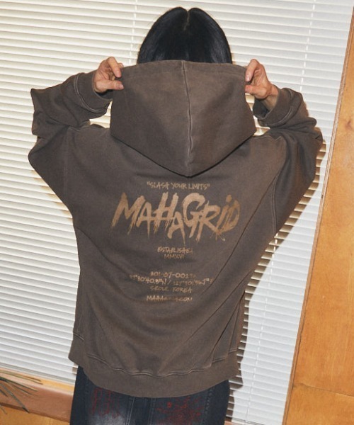 MAHAGRID(マハグリッド)の「『mahagrid/マハグリッド』 Slash Logo Pigment Zip-Up Hoodie/スラッシュロゴピグメントジップアップパーカー(パーカー・レディース・チャコールグレー/ブラウン・S/L)」の6枚目の写真