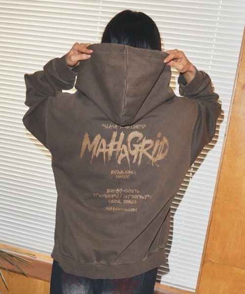 MAHAGRID(マハグリッド)の「『mahagrid/マハグリッド』 Slash Logo Pigment Zip-Up Hoodie/スラッシュロゴピグメントジップアップパーカー(パーカー・レディース・チャコールグレー/ブラウン・S/L)」の8枚目の写真