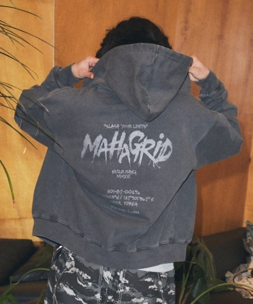 MAHAGRID(マハグリッド)の「『mahagrid/マハグリッド』 Slash Logo Pigment Zip-Up Hoodie/スラッシュロゴピグメントジップアップパーカー(パーカー・レディース・チャコールグレー/ブラウン・S/L)」の4枚目の写真