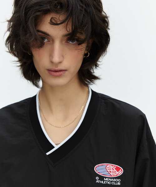 MENASOO(ミナス)の「HEARTTRACK VNECK NYLON ANORAK JACKET_BLACK(ナイロンジャケット・レディース・ブラック・F)」の2枚目の写真