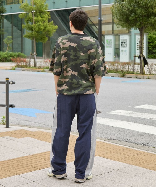 UMBRO(アンブロ)の「UMBRO/アンブロ 別注 配色ライン ドロスト ロゴ刺繍 ワイドストレート ナイロンパンツ(その他パンツ・メンズ・ネイビー/チャコール/ブラック・L/M)」の16枚目の写真