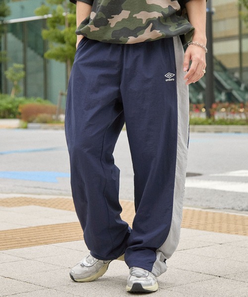 UMBRO(アンブロ)の「UMBRO/アンブロ 別注 配色ライン ドロスト ロゴ刺繍 ワイドストレート ナイロンパンツ(その他パンツ・メンズ・ネイビー/チャコール/ブラック・L/M)」の17枚目の写真