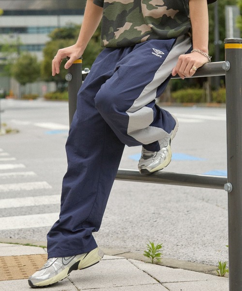 UMBRO(アンブロ)の「UMBRO/アンブロ 別注 配色ライン ドロスト ロゴ刺繍 ワイドストレート ナイロンパンツ(その他パンツ・メンズ・ネイビー/チャコール/ブラック・L/M)」の18枚目の写真