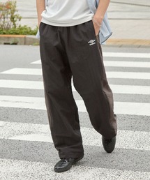 UMBRO（アンブロ）の「UMBRO/アンブロ 別注 配色ライン ドロスト ロゴ刺繍 ワイドストレート ナイロンパンツ（その他パンツ）」
