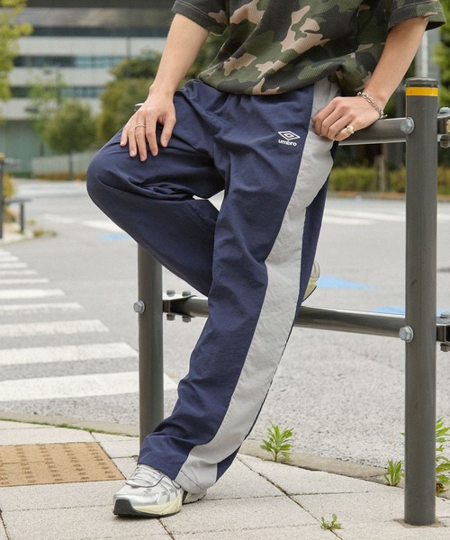 UMBRO(アンブロ)の「UMBRO/アンブロ 別注 配色ライン ドロスト ロゴ刺繍 ワイドストレート ナイロンパンツ(その他パンツ・メンズ・ネイビー/チャコール/ブラック・L/M)」の7枚目の写真