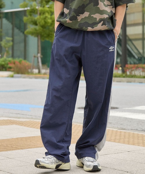 UMBRO(アンブロ)の「UMBRO/アンブロ 別注 配色ライン ドロスト ロゴ刺繍 ワイドストレート ナイロンパンツ(その他パンツ・メンズ・ネイビー/チャコール/ブラック・L/M)」の8枚目の写真