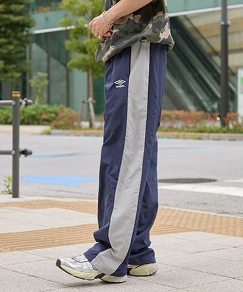 UMBRO(アンブロ)の「UMBRO/アンブロ 別注 配色ライン ドロスト ロゴ刺繍 ワイドストレート ナイロンパンツ(その他パンツ・メンズ・ネイビー/チャコール/ブラック・L/M)」の9枚目の写真