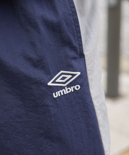 UMBRO(アンブロ)の「UMBRO/アンブロ 別注 配色ライン ドロスト ロゴ刺繍 ワイドストレート ナイロンパンツ(その他パンツ・メンズ・ネイビー/チャコール/ブラック・L/M)」の11枚目の写真