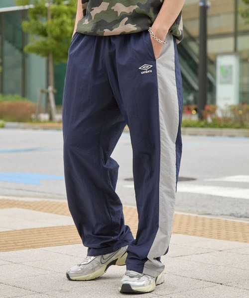 UMBRO(アンブロ)の「UMBRO/アンブロ 別注 配色ライン ドロスト ロゴ刺繍 ワイドストレート ナイロンパンツ(その他パンツ・メンズ・ネイビー/チャコール/ブラック・L/M)」の12枚目の写真