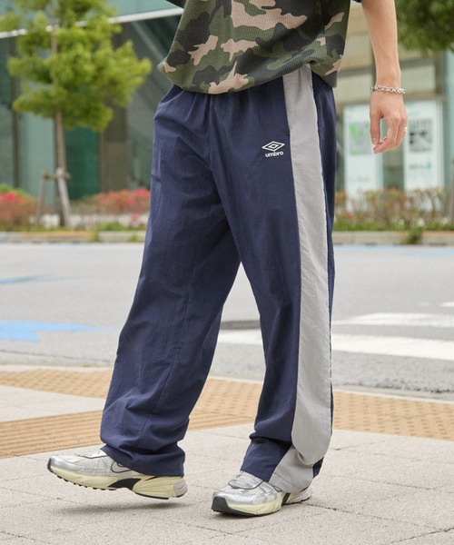UMBRO(アンブロ)の「UMBRO/アンブロ 別注 配色ライン ドロスト ロゴ刺繍 ワイドストレート ナイロンパンツ(その他パンツ・メンズ・ネイビー/チャコール/ブラック・L/M)」の13枚目の写真