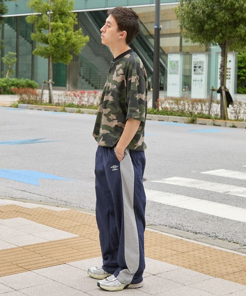 UMBRO(アンブロ)の「UMBRO/アンブロ 別注 配色ライン ドロスト ロゴ刺繍 ワイドストレート ナイロンパンツ(その他パンツ・メンズ・ネイビー/チャコール/ブラック・L/M)」の15枚目の写真