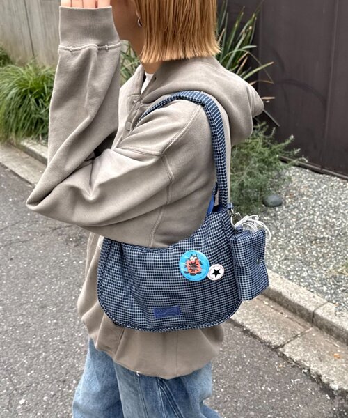 CIAOPANIC TYPY(チャオパニックティピー)の「【UNISEX】ポーチ付き中綿ハンドBAG(ショルダーバッグ・レディース・ブラック系その他/ブラック/ブルー・ONE SIZE)」の1枚目の写真