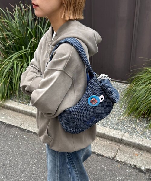 CIAOPANIC TYPY(チャオパニックティピー)の「【UNISEX】ポーチ付き中綿ハンドBAG(ショルダーバッグ・レディース・ブラック系その他/ブラック/ブルー・ONE SIZE)」の8枚目の写真
