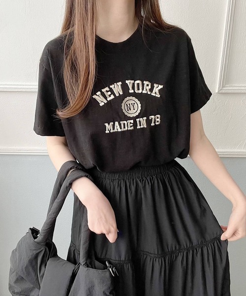 Nana（ナナ）の「刺繍ロゴTシャツ（Tシャツ/カットソー・レディース・ホワイト/ブラック・FREE）」の2枚目の写真