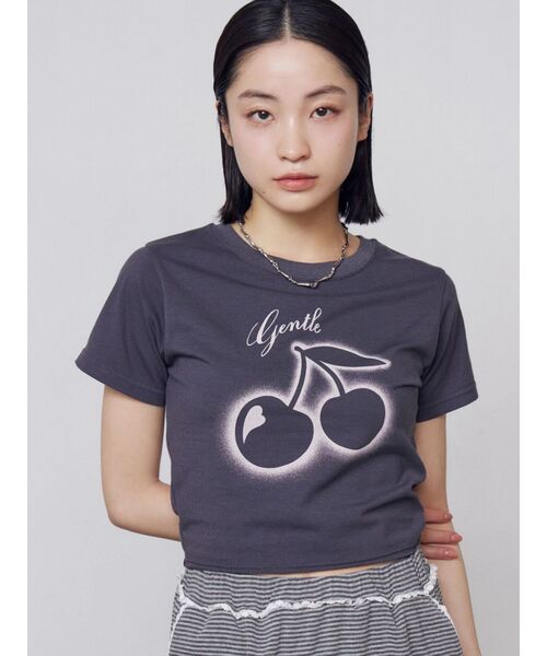 EMODA（エモダ）の「チェリープリントTシャツ【WEB限定カラーあり】（Tシャツ/カットソー・レディース・グレー/チャコールグレー/ホワイト/ブルー・FREE）」の2枚目の写真