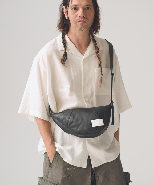 ADAM PATEK(アダムパテック)の「mko13439-water repellent leather mini shoulder bag ミニサイズショルダーバッグ(AP2619001)(ショルダーバッグ・メンズ・ブラック・FREE)」の2枚目の写真