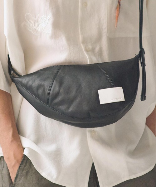 ADAM PATEK(アダムパテック)の「mko13439-water repellent leather mini shoulder bag ミニサイズショルダーバッグ(AP2619001)(ショルダーバッグ・メンズ・ブラック・FREE)」の5枚目の写真