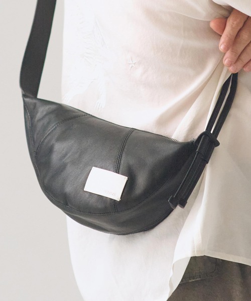 ADAM PATEK(アダムパテック)の「mko13439-water repellent leather mini shoulder bag ミニサイズショルダーバッグ(AP2619001)(ショルダーバッグ・メンズ・ブラック・FREE)」の6枚目の写真