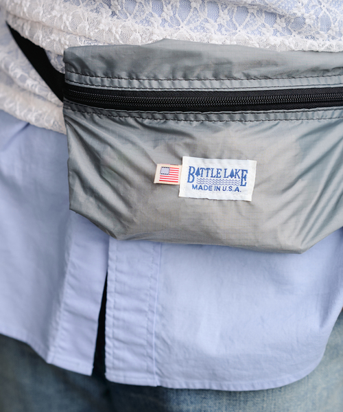 FRAMeWORK(フレームワーク)の「BATTLE LAKE 別注RIP STOP NYLON ウエストBAG(ショルダーバッグ・レディース・ブルー系その他/ライトグレー・FREE)」の4枚目の写真