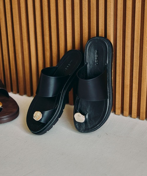 LEPSIM（レプシィム）の「メタルスライドサンダル　638914（サンダル・レディース・ダークブラウン/ブラック・LARGE/MEDIUM）」の2枚目の写真