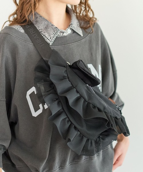 THEATRE PRODUCTS（シアタープロダクツ）の「【THEATRE PRODUCTS】別注メッシュフリルラウンドショルダー（ショルダーバッグ・レディース・オフホワイト/ブラック・FREE）」の4枚目の写真