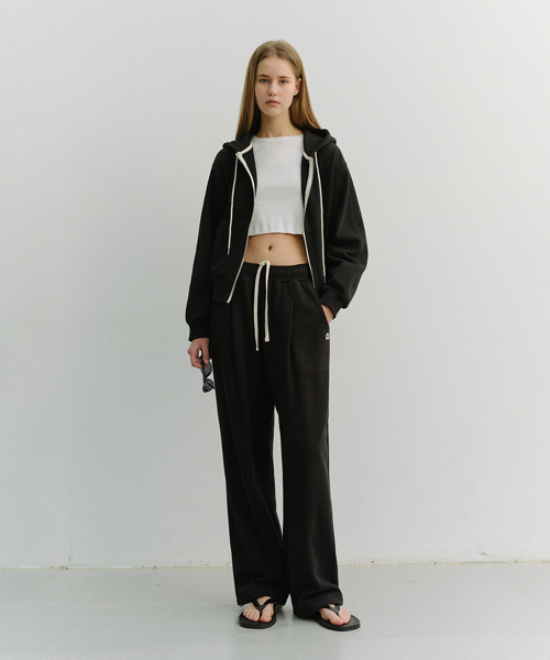DUNST(ダンスト)の「UNISEX LEATHER LOGO WIDE SWEAT PANTS_UDPA6A102_BLACK(スウェットパンツ・レディース・ブラック・X-SMALL/SMALL/LARGE/X-LARGE)」の1枚目の写真