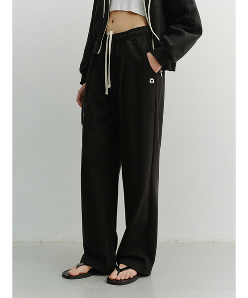 DUNST(ダンスト)の「UNISEX LEATHER LOGO WIDE SWEAT PANTS_UDPA6A102_BLACK(スウェットパンツ・レディース・ブラック・X-SMALL/SMALL/LARGE/X-LARGE)」の2枚目の写真