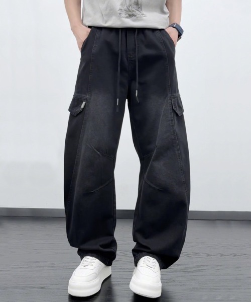CLOTHY(クロシィ)の「【無造作にキマる、正解シルエット】デニムイージーカーゴパンツ(デニムパンツ・メンズ・ブルー/ブラック・MEDIUM/LARGE)」の3枚目の写真
