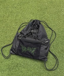DEVICE（デバイス）の「【DEVICE × ゆーすけコラボ】Savadge ロゴ刺繍 アソート ドローコード ナップサック リュック（バックパック/リュック）」